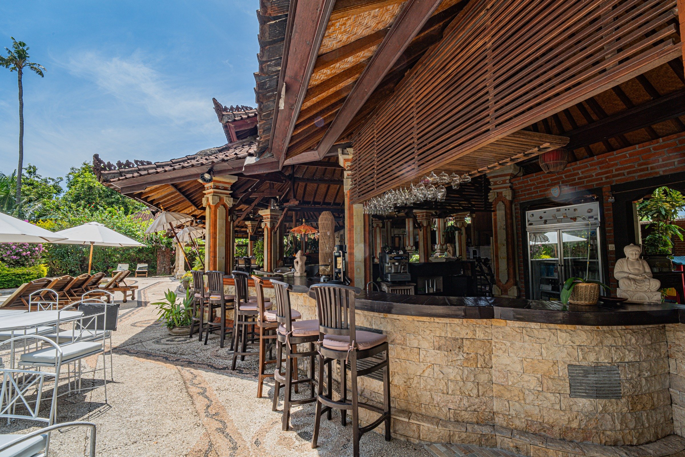 Rambutan bar and poolside atmosphere in Lovina